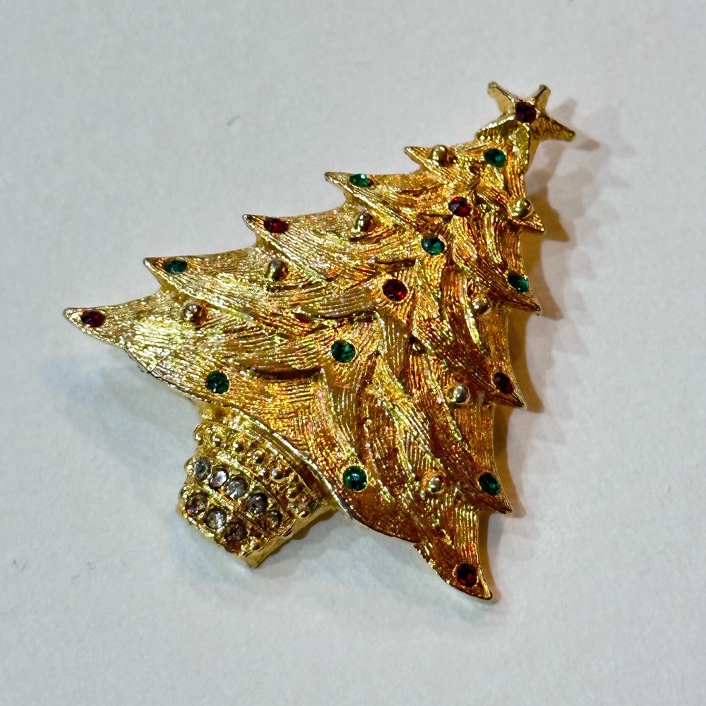 Christmas Tree Brooch. Perfect For The Upcoming Holiday Season!